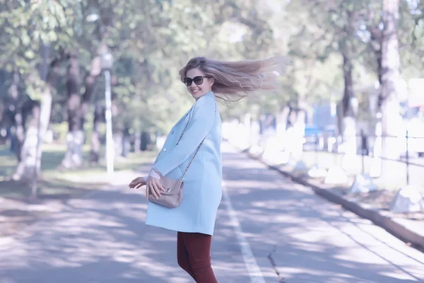 Jeune Femme Blonde Insouciante Dans Parc Printemps Bonheur Plaisir Concept — Photo