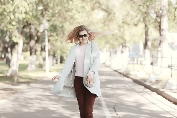 Happy Young Blonde Woman Spring Park — Stock Photo, Image