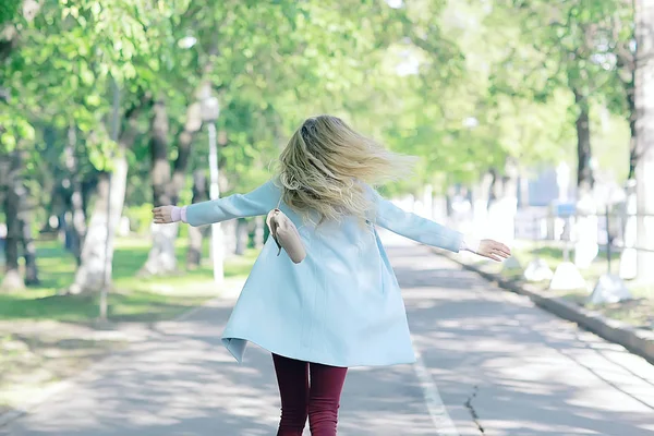 Retrato Jovem Mulher Feliz Vestindo Casaco Elegante Parque Primavera — Fotografia de Stock