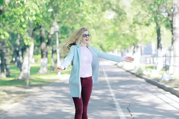 Despreocupada Joven Rubia Parque Primavera Felicidad Placer Concepto Libertad —  Fotos de Stock