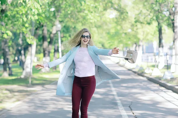 Hermosa Mujer Rubia Con Elegante Abrigo Parque —  Fotos de Stock