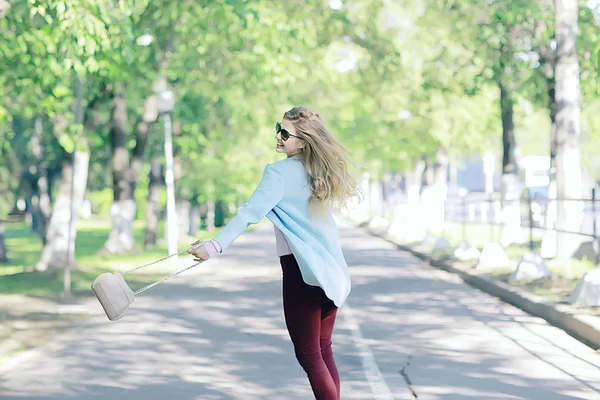 Jeune Femme Blonde Insouciante Dans Parc Printemps Bonheur Plaisir Concept — Photo