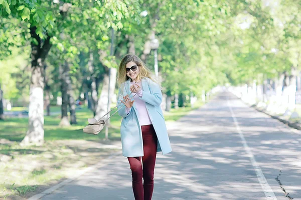 Glada Unga Blonda Kvinnan Vår Park — Stockfoto