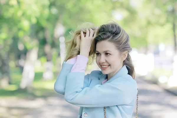 Šťastná Mladá Blond Žena Jaře Parku — Stock fotografie