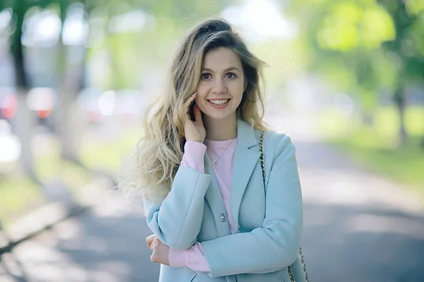 Retrato Joven Mujer Feliz Con Abrigo Elegante Parque Primavera — Foto de Stock