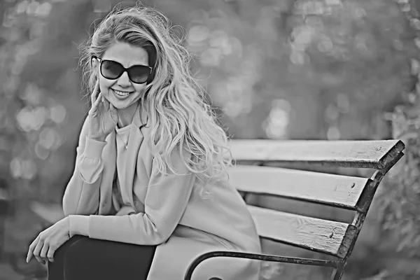 Happy Beautiful Young Woman Resting Bench Park — Stock Photo, Image