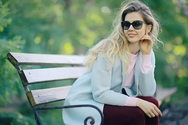 Sorglös Ung Blond Kvinna Spring Park Lycka Glädje Och Frihet — Stockfoto