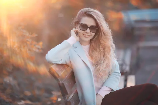 Beautiful Woman Relaxing Autumn Park Yellow Trees October — Stock Photo, Image