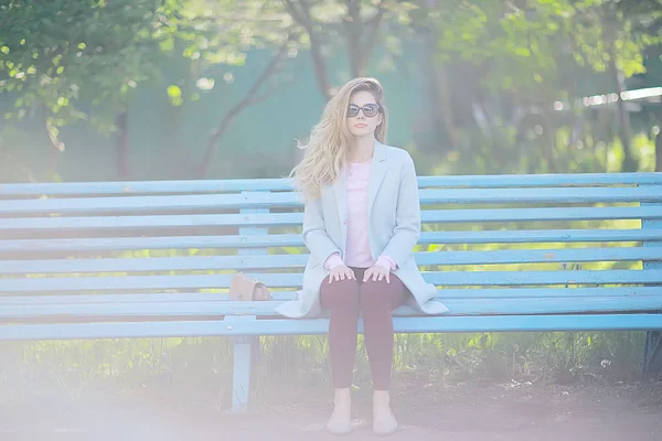 Happy Beautiful Young Woman Resting Bench Park — Stock Photo, Image