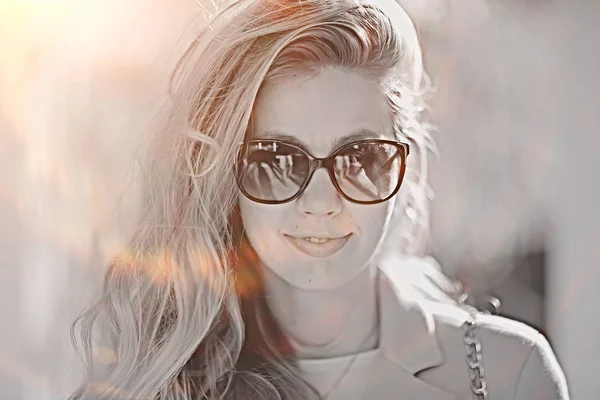 Retrato Una Hermosa Joven Con Gafas Sol Parque Primavera — Foto de Stock