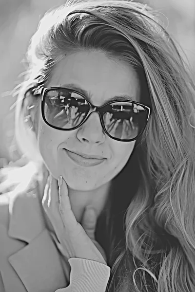 Retrato Bela Jovem Mulher Vestindo Óculos Sol Parque Primavera — Fotografia de Stock