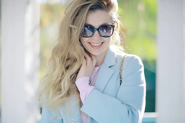 Bella Donna Bionda Che Indossa Elegante Cappotto Blu Nel Parco — Foto Stock