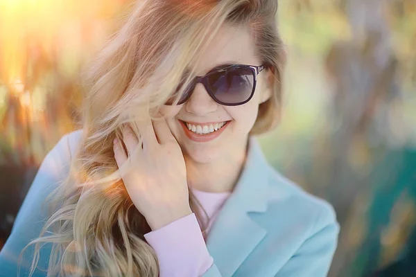 Vacker Blond Kvinna Iklädd Eleganta Blå Päls Park — Stockfoto