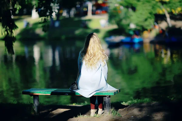 公園のベンチで休んで幸せな美しい若い女 — ストック写真