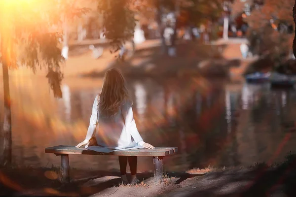 Beautiful Woman Relaxing Autumn Park Yellow Trees October — Stock Photo, Image