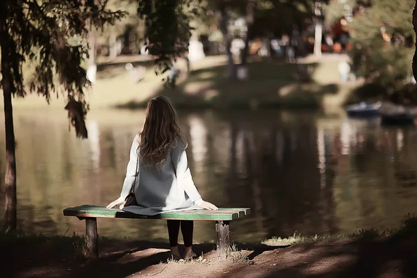 公園のベンチで休んで幸せな美しい若い女 — ストック写真