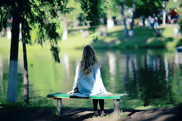 Retrato Jovem Mulher Olhando Para Lago Parque Primavera Visão Traseira — Fotografia de Stock
