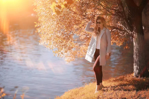 Bella Donna Rilassante Nel Parco Autunnale Alberi Gialli Ottobre — Foto Stock