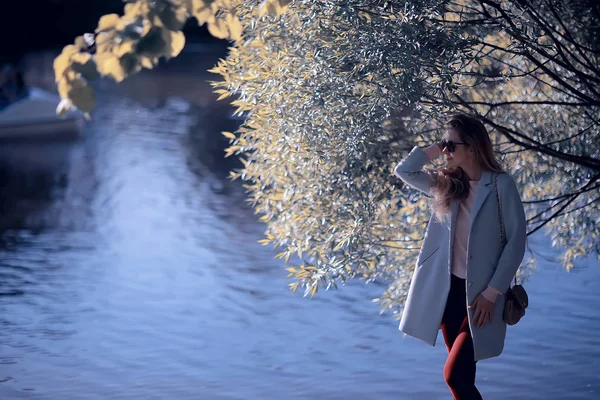 Bela Mulher Posando Perto Lago Parque Outono — Fotografia de Stock