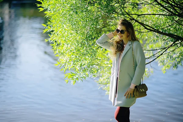 Bella Donna Bionda Con Elegante Cappotto Blu Passeggiando Vicino Lago — Foto Stock