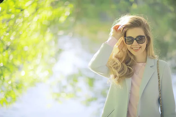 Vacker Blond Kvinna Iklädd Eleganta Blå Päls Park — Stockfoto