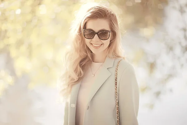 Krásná Blondýna Žena Nosí Stylový Kabát Parku — Stock fotografie