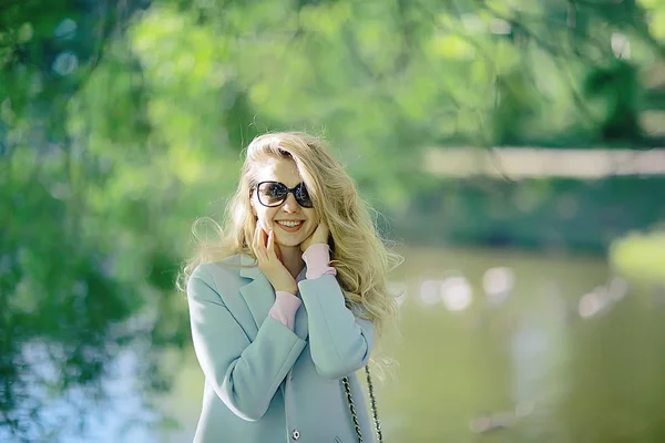 Красивая Блондинка Стильном Голубом Пальто Прогулка Возле Озера Парке — стоковое фото