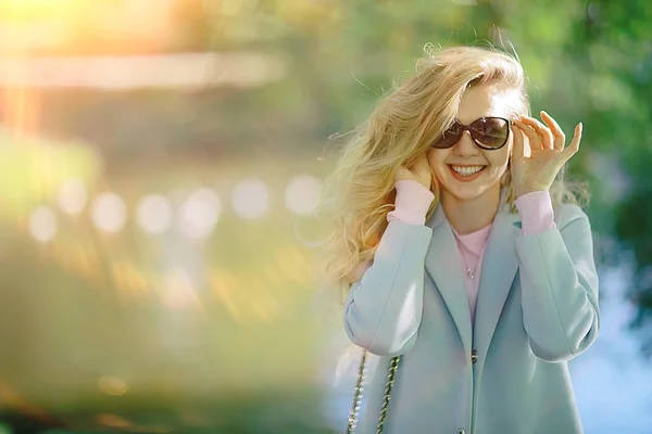 Vacker Blond Kvinna Bär Eleganta Blå Päls Promenader Nära Sjön — Stockfoto