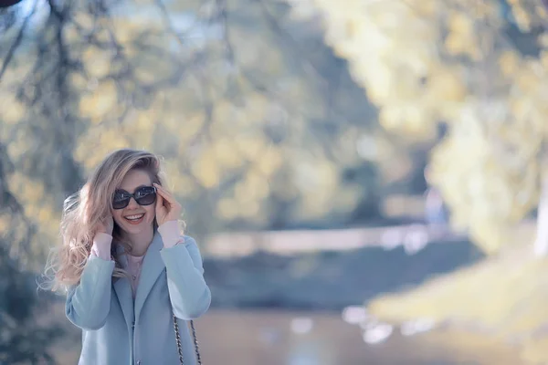 Vacker Blond Kvinna Bär Eleganta Blå Päls Promenader Nära Sjön — Stockfoto