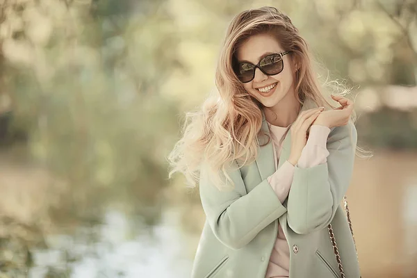 Vacker Blond Kvinna Bär Eleganta Blå Päls Promenader Nära Sjön — Stockfoto