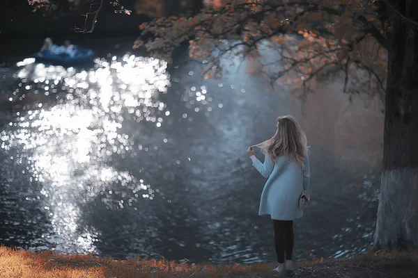 Piękna Kobieta Relaksujący Jesienny Park Żółte Drzewa Październik — Zdjęcie stockowe