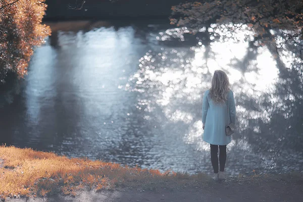 Schöne Frau Posiert Der Nähe Des Sees Herbstpark — Stockfoto