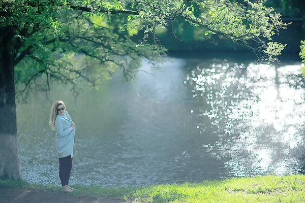 Bela Mulher Posando Perto Lago Parque Outono — Fotografia de Stock