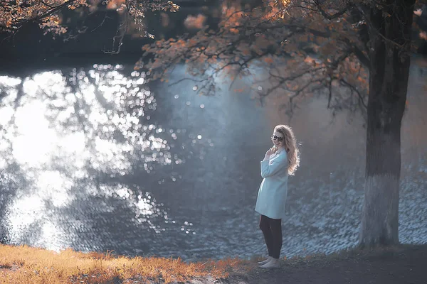 Bella Donna Rilassante Nel Parco Autunnale Alberi Gialli Ottobre — Foto Stock