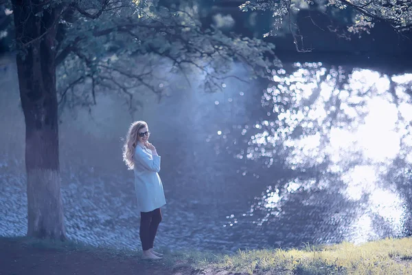 Belle Femme Posant Près Lac Dans Parc Automne — Photo