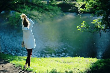  Gölde bahar park, geri görünüm arayan genç kadın portresi