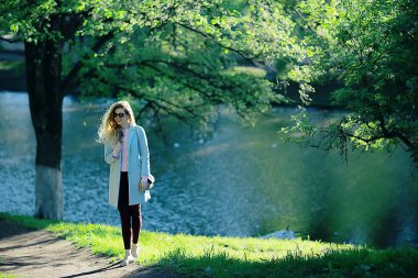 Sonbahar Park lake yakınındaki poz güzel kadın