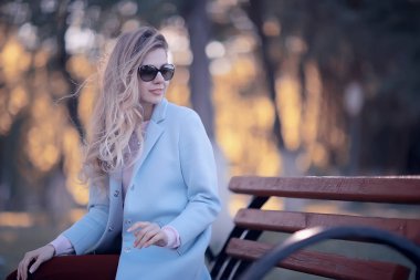 güzel kadın rahatlatıcı Sonbahar Park, sarı ağaçlar, Ekim