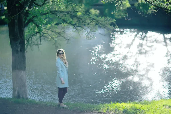 Femeie Blondă Frumoasă Purtând Haină Elegantă Parc — Fotografie, imagine de stoc