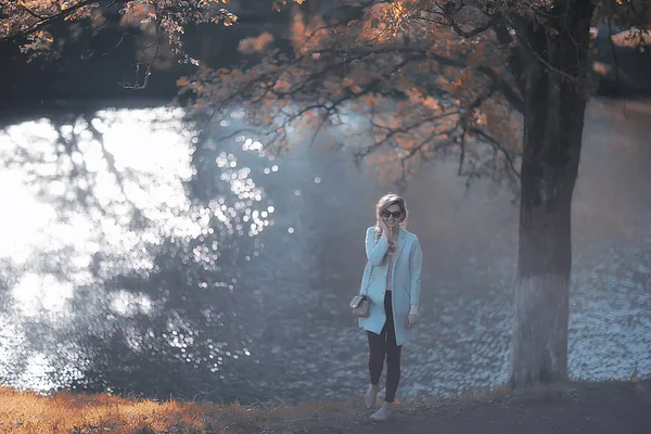 Hermosa Mujer Relajante Parque Otoño Árboles Amarillos Octubre —  Fotos de Stock