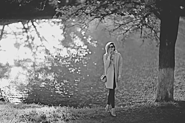 Schöne Frau Entspannt Sich Herbst Park Gelbe Bäume Oktober — Stockfoto