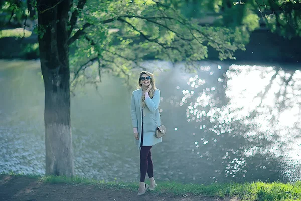 Hermosa Mujer Posando Cerca Del Lago Parque Otoño —  Fotos de Stock