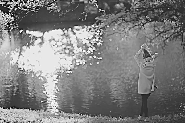 Bela Mulher Loira Vestindo Casaco Elegante Parque — Fotografia de Stock