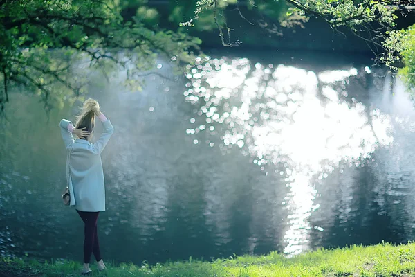 Krásná Žena Pózuje Jezera Podzim Park — Stock fotografie