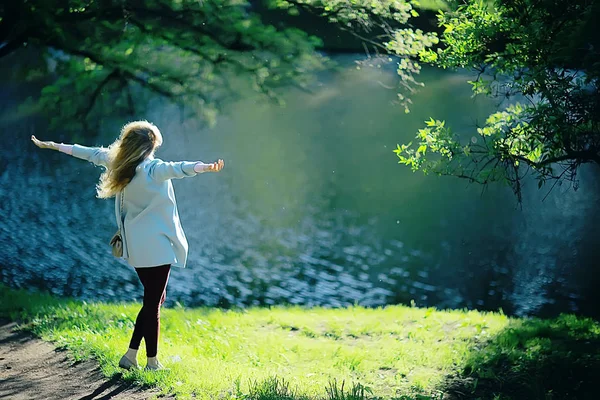 Porträt Einer Jungen Frau Mit Blick Auf Den See Frühlingspark — Stockfoto