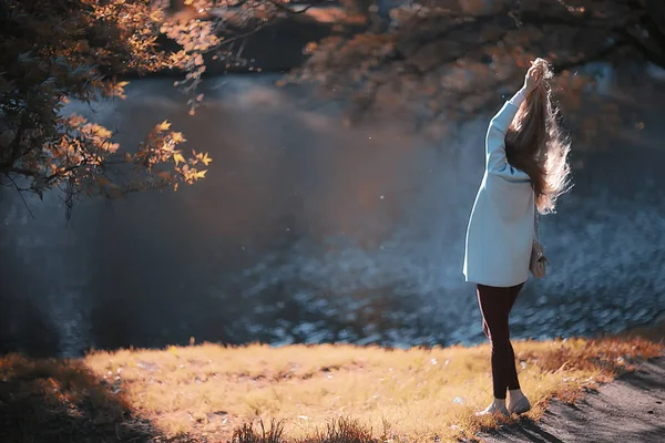 Bella Donna Rilassante Nel Parco Autunnale Alberi Gialli Ottobre — Foto Stock