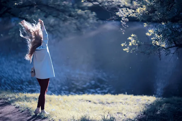 Красивая Женщина Позирует Возле Озера Осеннем Парке — стоковое фото