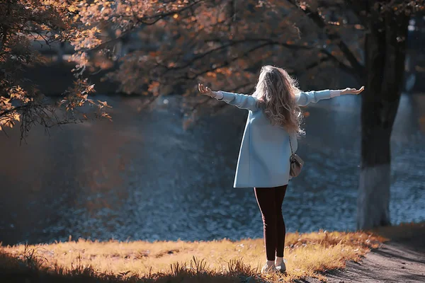 Vacker Kvinna Poserar Nära Lake Höst Park — Stockfoto