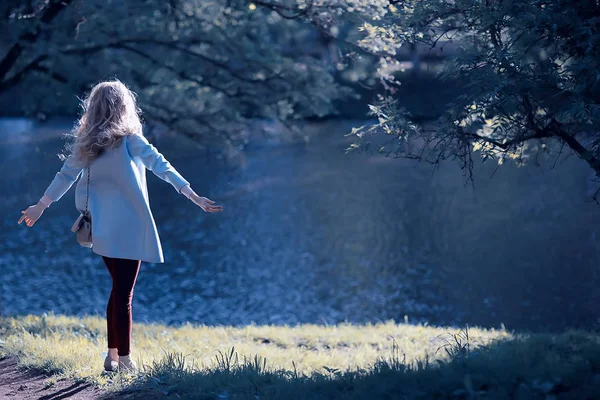 Bella Donna Bionda Che Indossa Elegante Cappotto Blu Nel Parco — Foto Stock