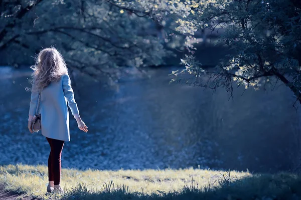 Ritratto Giovane Donna Che Guarda Lago Nel Parco Primaverile Vista — Foto Stock